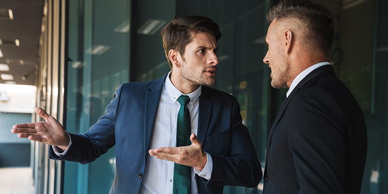 两个男人在工作时发生了言语冲突。
